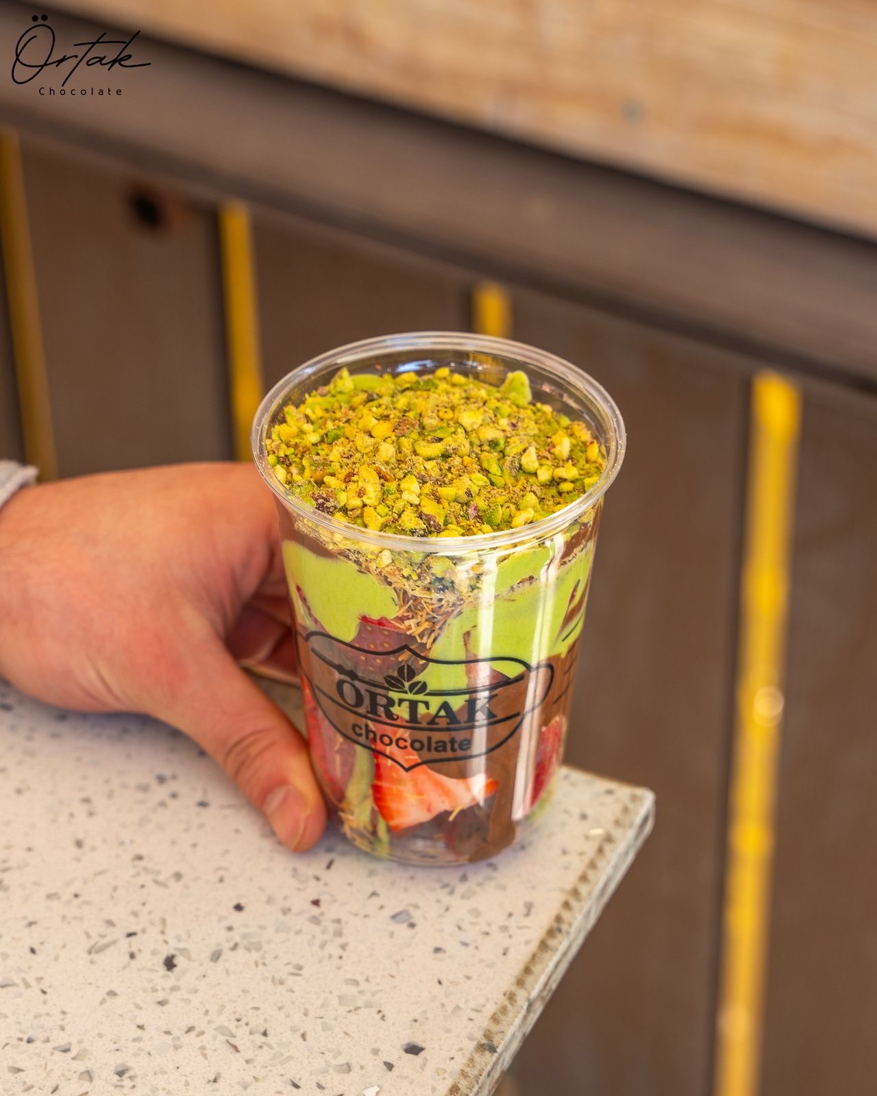 كوب فراوله بشعريه الكنافه