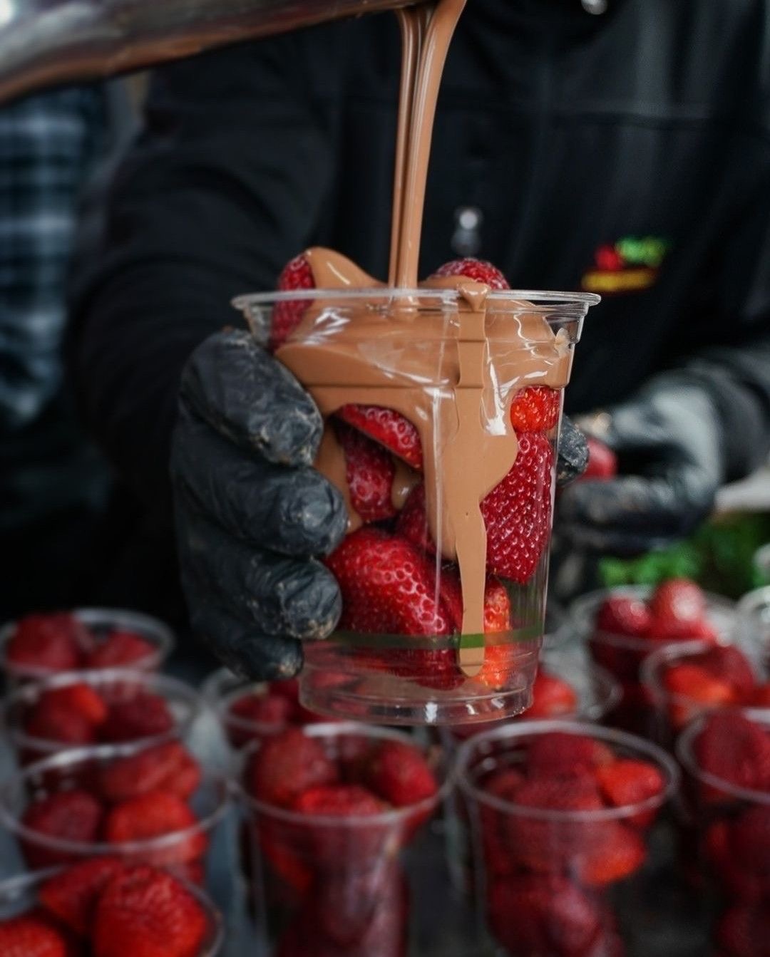 Çilekli Belçika Çikolatalı Bardak - Callebaut sütlü Belçika çikolatası, Büyük Taze çilekler(Çikolatanızı Bitter, Beyaz ve Frambuaz Seçebilirsiniz)