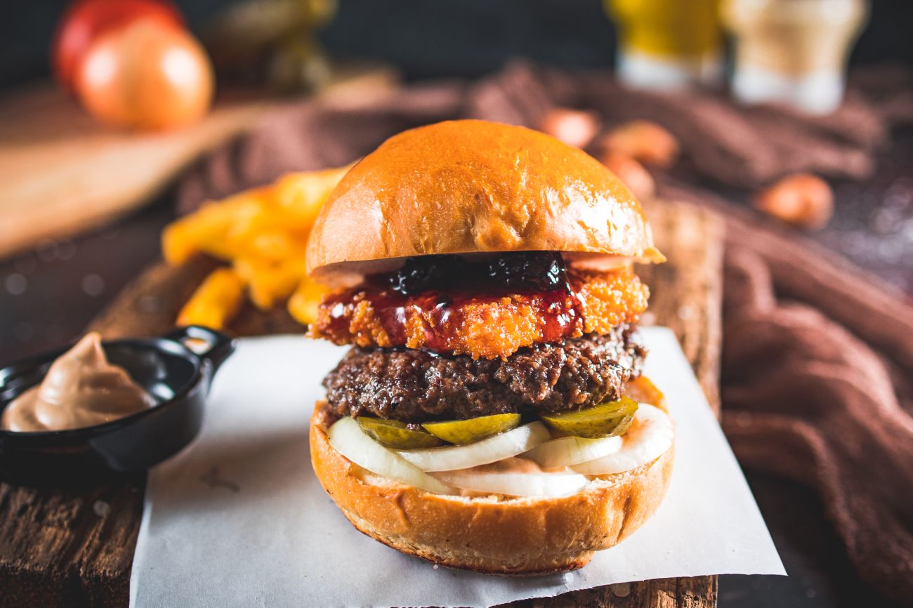 B.B. King (Ezineli) - 3x70Gr. Kaburgadan Marine Köfte,Iceberg Marul, Çıtır Ezine, Yaban Mersini Relish, Cajun Churros Tırtıklı Patates ve Soğan Halka