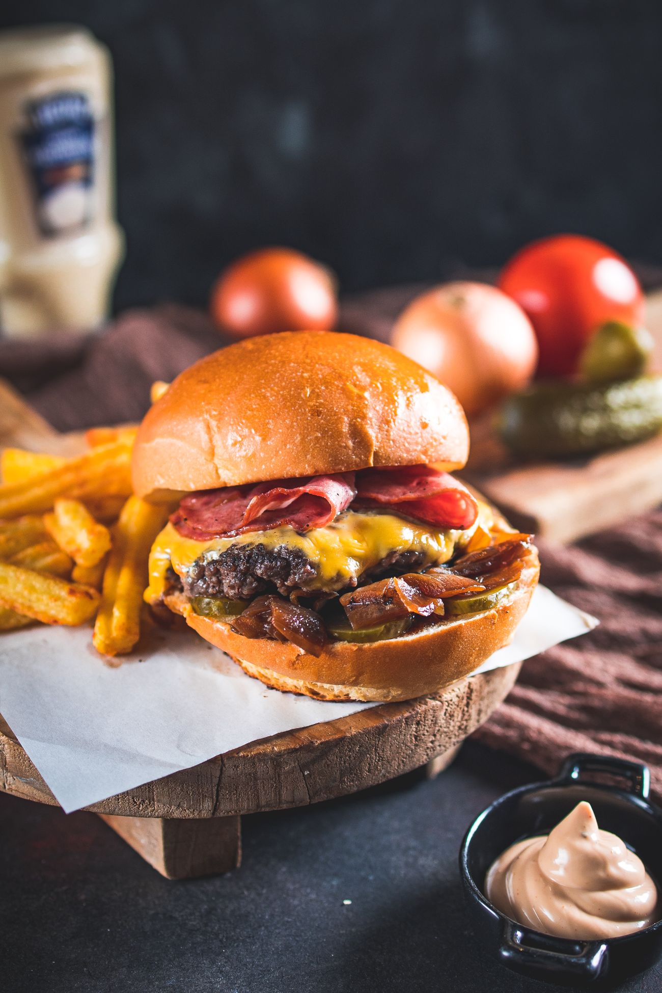 Elvis Presley - 130 Gr. Kaburgadan Marine Köfte, Dana Füme KABURGA , Cheddar Peyniri, Sayas Krem Peynir,  Karamelize Soğan, Turşu Relish, Chill Mac, Baharatlı Churros Tırtıklı Patates ve Soğan Halka