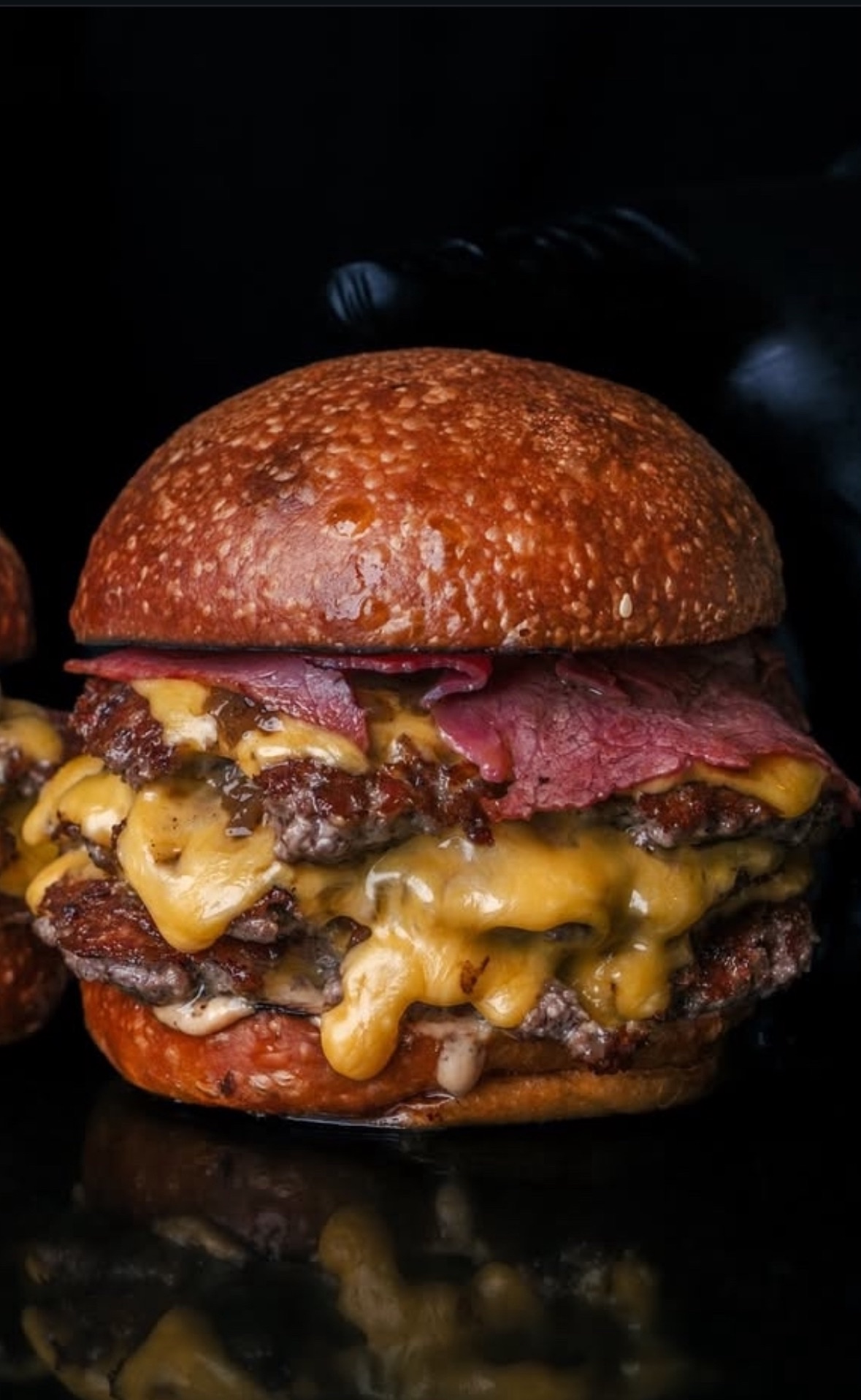 Elvis Presley - 130 Gr. Kaburgadan Marine Köfte, Dana Füme KABURGA , Cheddar Peyniri, Sayas Krem Peynir,  Karamelize Soğan, Turşu Relish, Chill Mac, Baharatlı Churros Tırtıklı Patates ve Soğan Halka