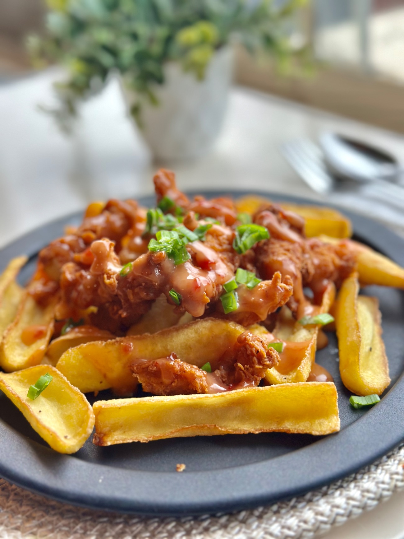 Crispy Chicken Fries - Ballı hafif acılı patates kızartması üzeri çıtır tavuk parçaları taze frenk soganı.