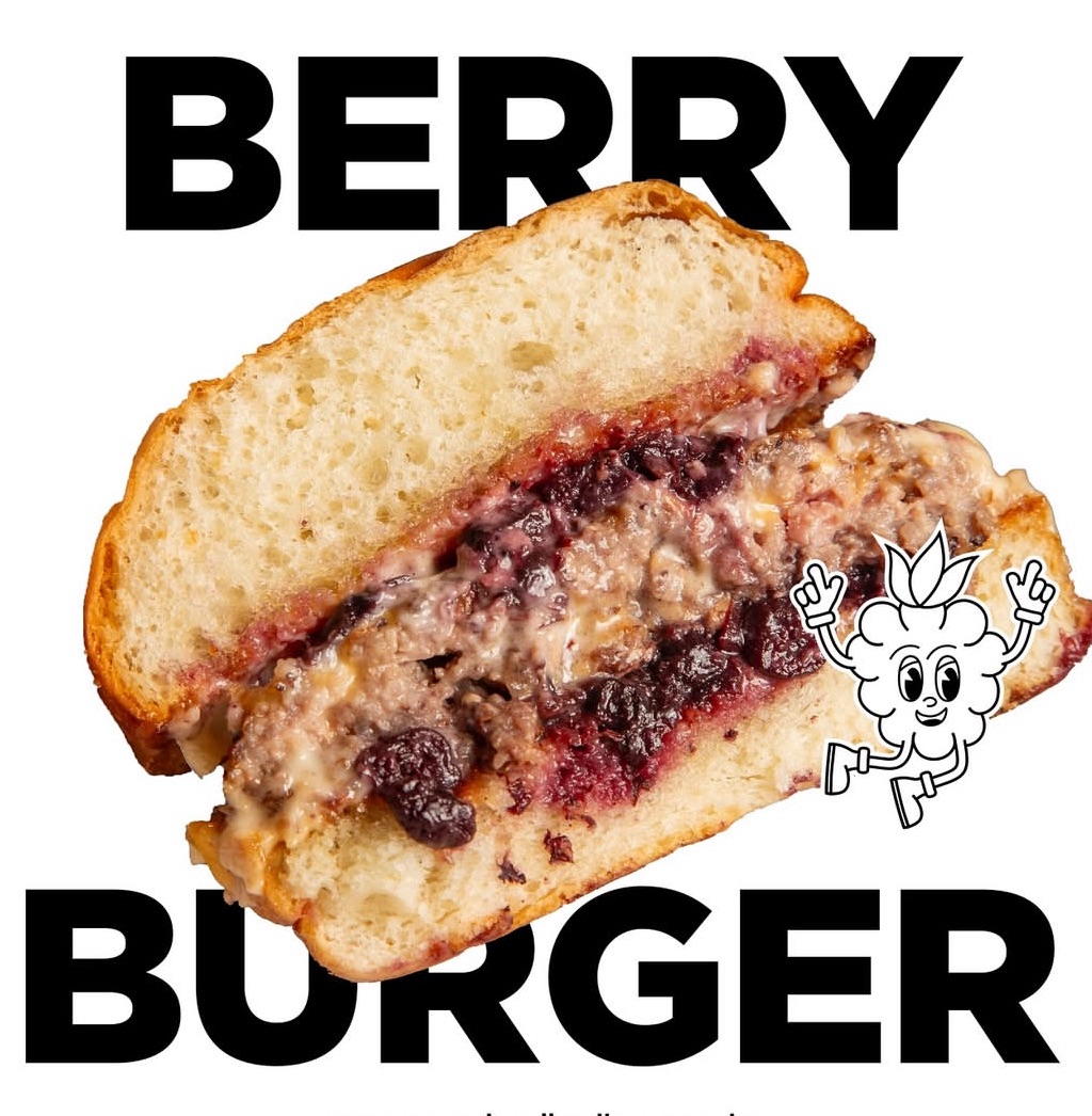 Chuck Berry (Yaban Mersinli) - 2x70 Gr. Kaburgadan Marine Burger Köfte, Çedar Peyniri, Yaban Mersini Relish, Trüf Mayo, Cajun Churros Patates ve Soğan Halka