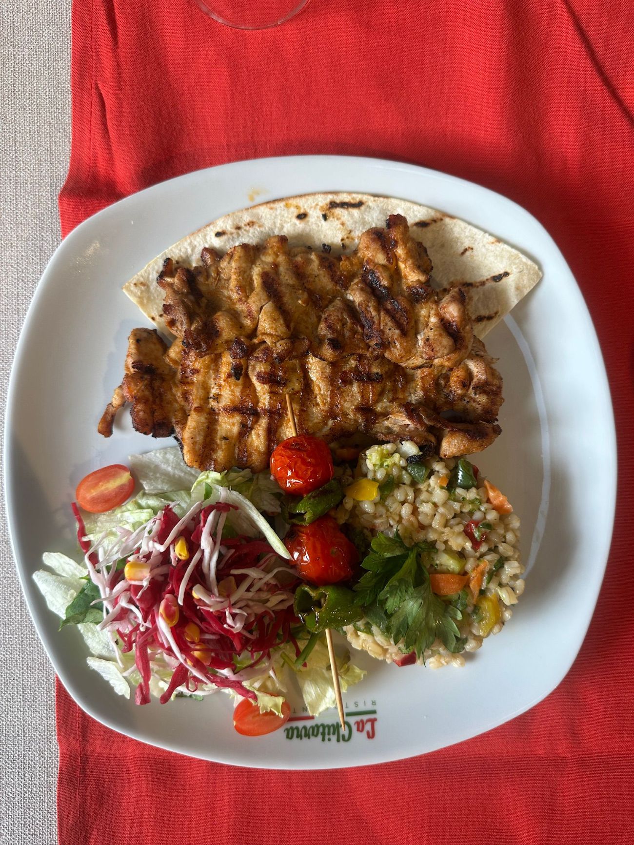 Soslu Tavuk Pirzola - Sos ile marine edilmiş tavuk pirzola, sebzeli buğday pilavı, kokteyl domates, tortilla ekmeği, patates kızartması veya mevsim yeşilliği ile tercih edebilirsiniz.