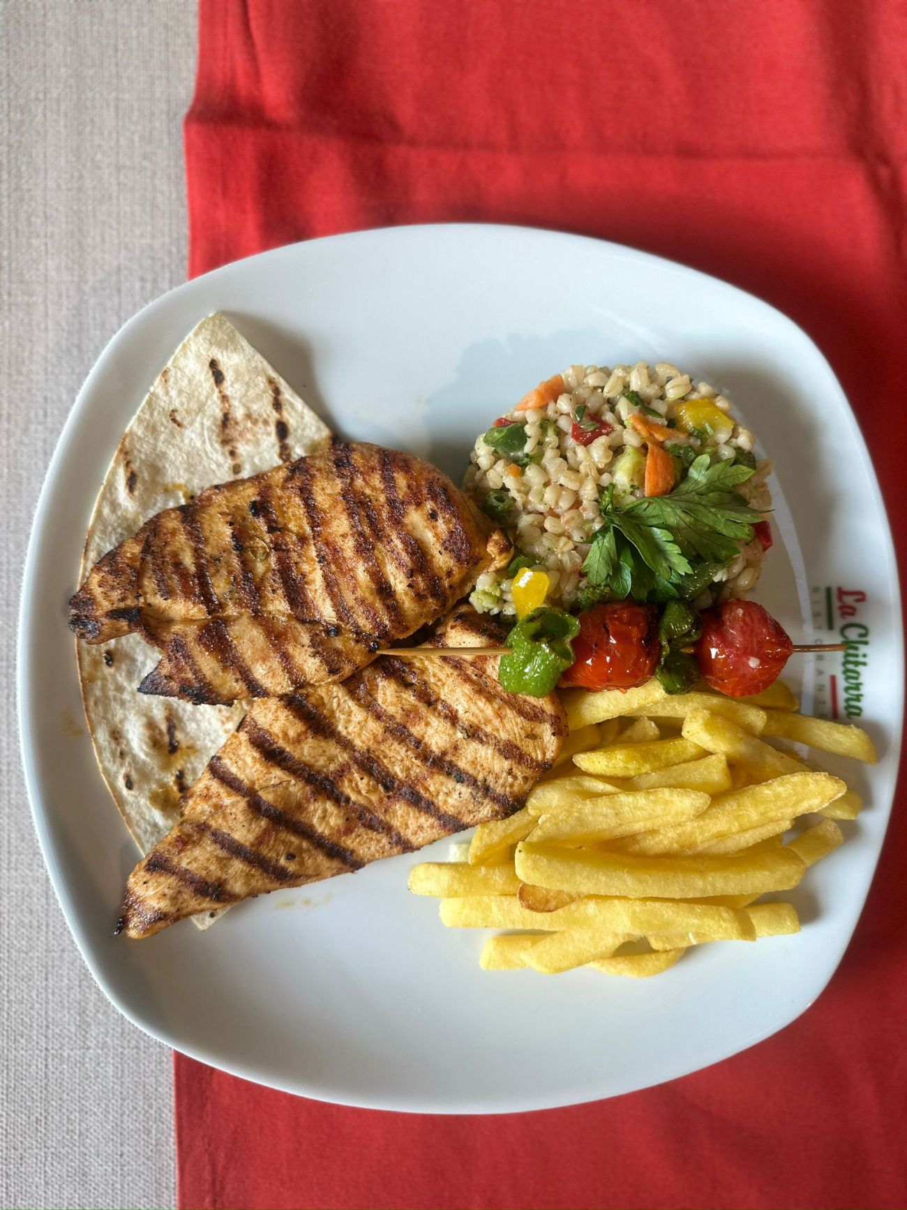 Soslu Tavuk Bonfile - Sos ile marine edilmiş tavuk bonfile, sebzeli buğday pilavı, kokteyl domates, tortilla ekmeği, patates kızartması veya mevsim yeşilliği ile tercih edebilirsiniz.