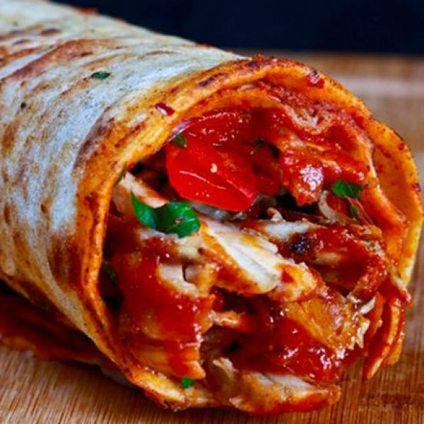 1.5 İSKENDERUN USULÜ DÜRÜM - 150gr. Tavuk eti, soğan, maydanoz, domates, turşu, mayonez ve geleneksel eşsiz özel sosu ile servis edilir.