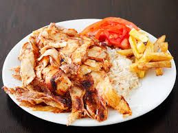 1.5 PİLAV ÜSTÜ TAVUK DÖNER - Pilav üzerine 150gr. tavuk eti, patates, marul, domates, turşu ve geleneksel eşsiz özel sosuyla servis edilir.
