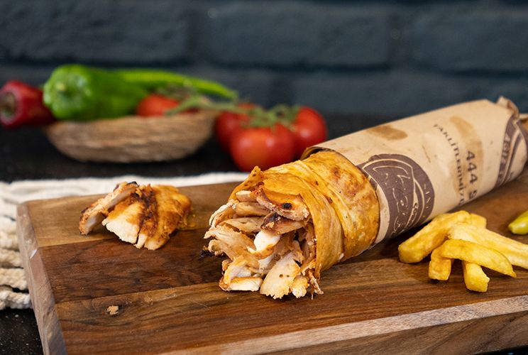 1.5 TAVUK DÜRÜM - 150 gr. Tavuk eti, patates, marul, turşu, mayonez ve geleneksel eşsiz özel sosu ile servis edilir.
