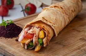 ATEŞ DÜRÜM - 90gr. Tavuk eti, acı, patates, marul, turşu, mayonez ve geleneksel eşsiz özel sosu ile servis edilir.