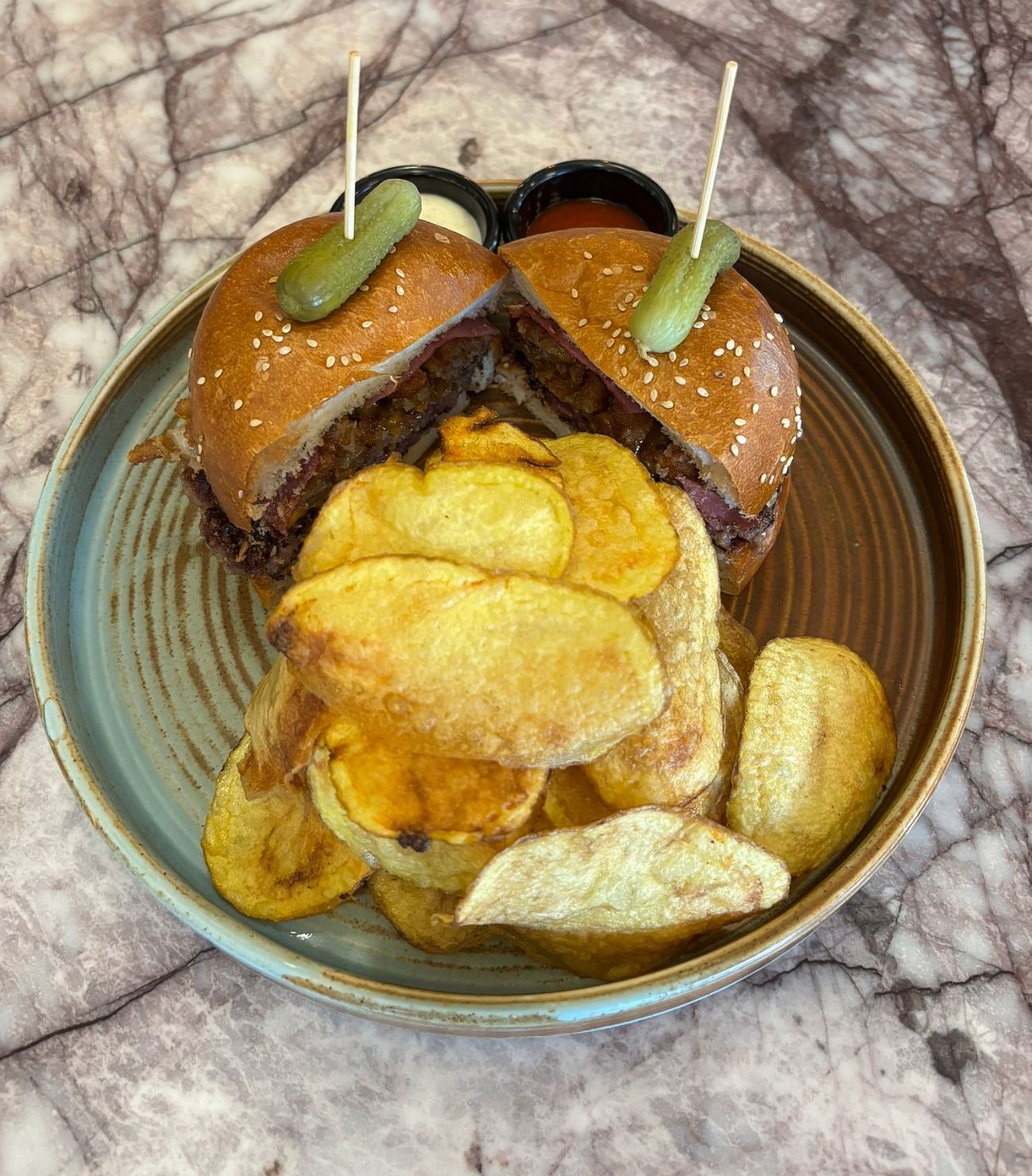 Gurme Burger - Ev yapımı köfte, cheddar peyniri, dana bacon, karamelize soğan, barbekü sos,ranch sos,ev yapımı Lays cipsi ile
