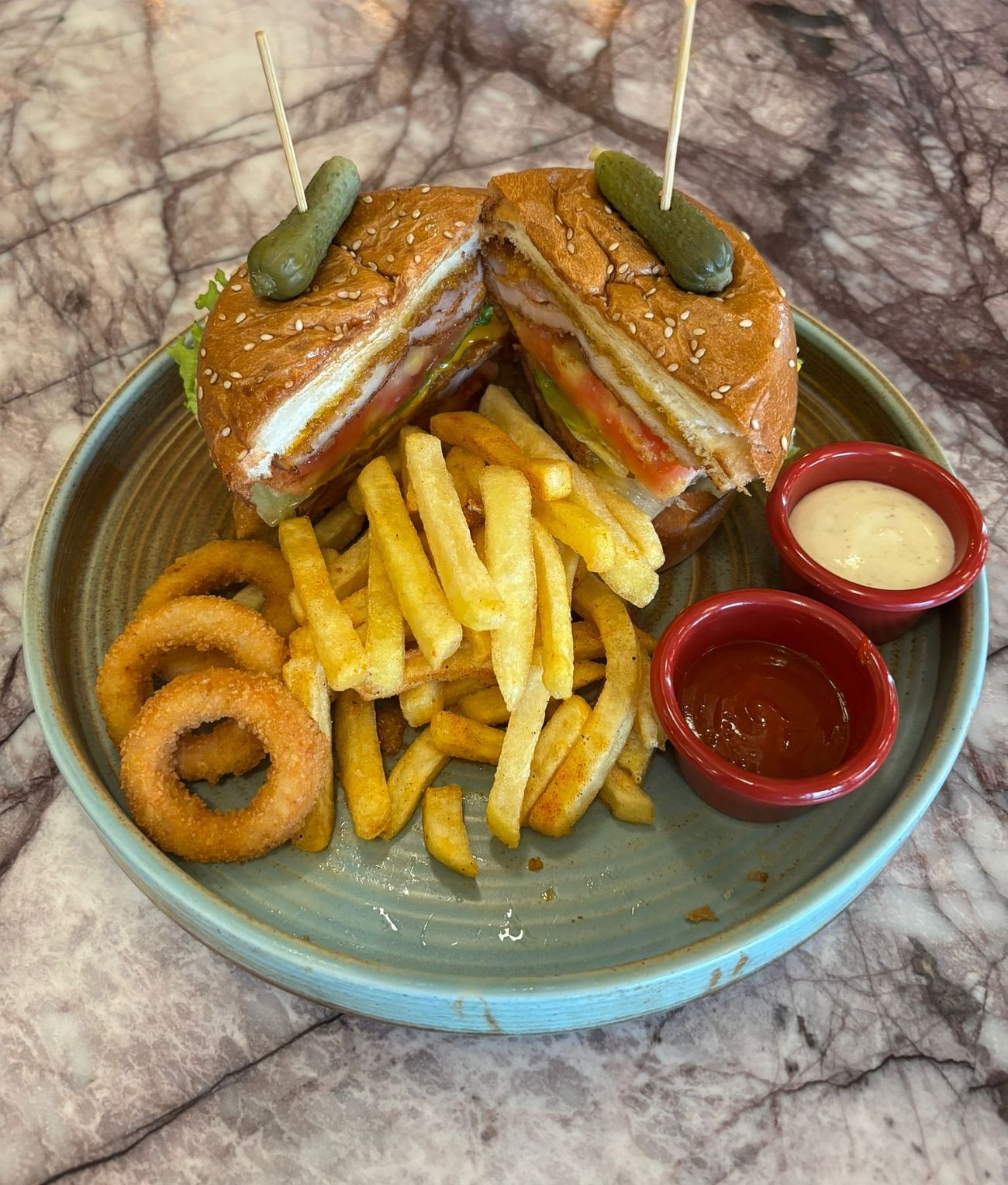 Kıtır Tavuk Burger - Özel burger ekmeği arasında çıtır kaplanmış tavuk bonfile, domates, marul, kornişon turşu, yanında baharatlı parmak patates