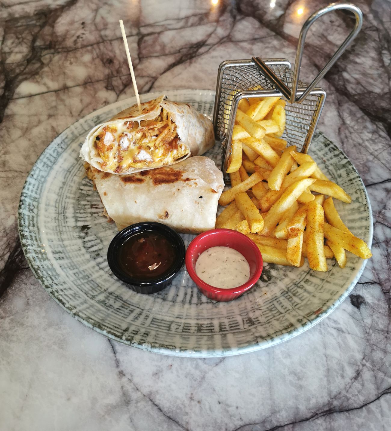 Çıtır Tavuklu Wrap - Tortilla ekmeğinde çıtır tavuk bonfile, özel sos, cheddar peyniri, kaşar peyniri, parmak patates