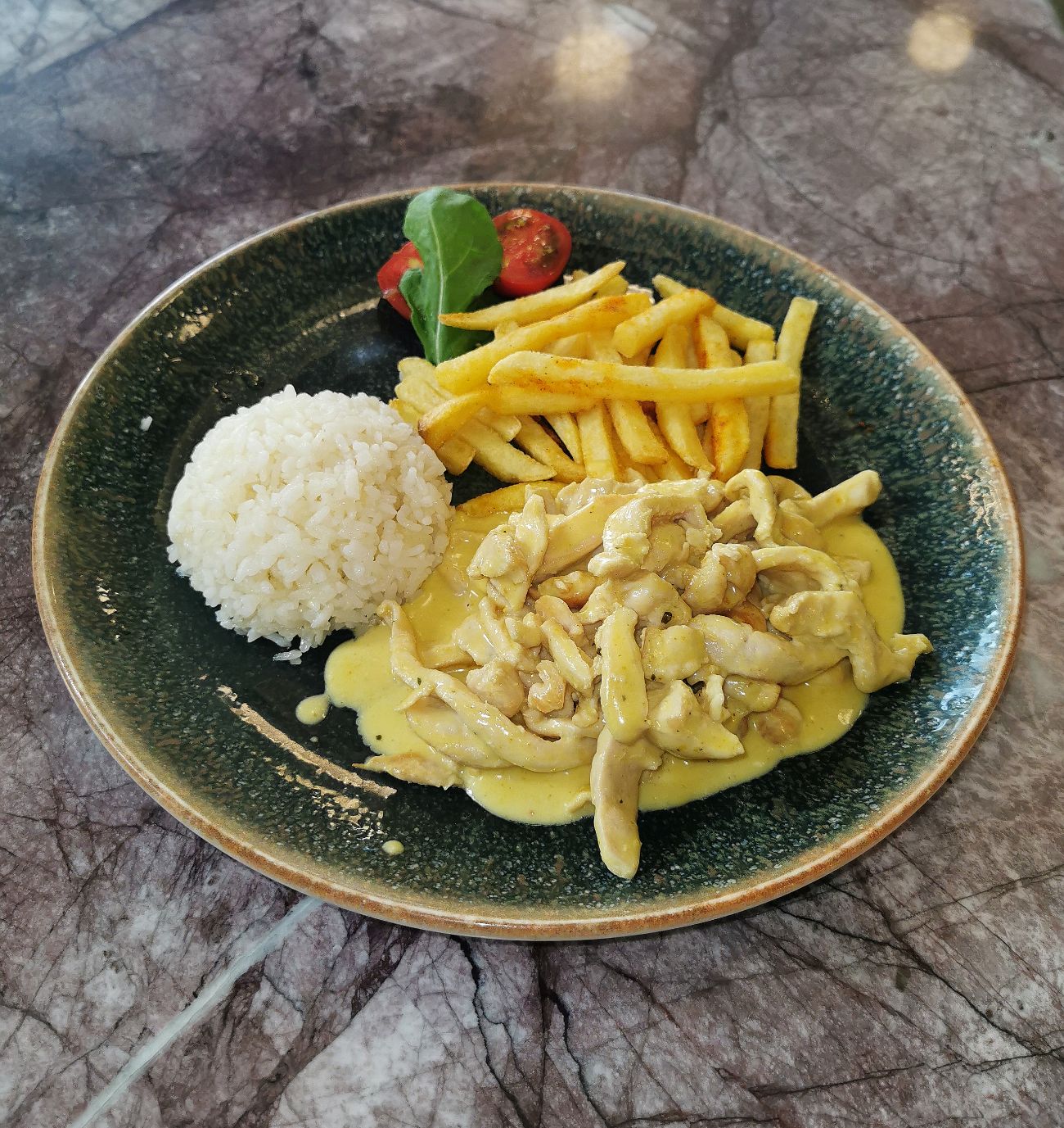 Köri Soslu Tavuk - Köri soslu tavuk, pilav, baharatlı parmak patates