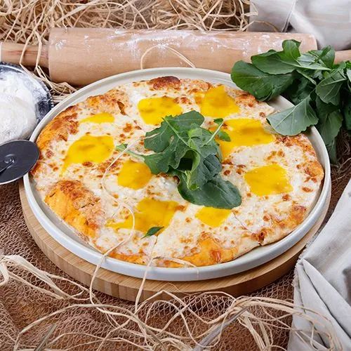 4 Peynirli Pizza - Şefin özel pizza hamuru, pizza sosu, mozeralla peyniri, baharatlı dana baton sucuk, akdeniz yeşilliği ve parmesan peyniri