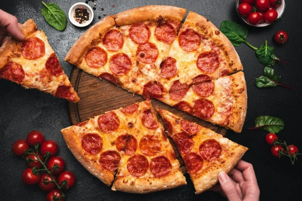 Pepperoni Pizza - Şefin özel pizza hamuru, pizza sosu, mozeralla peyniri, baharatlı dana baton sucuk, akdeniz yeşilliği ve parmesan peyniri