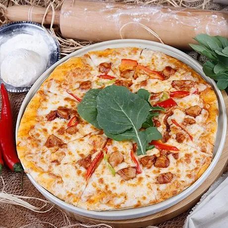 Barbekü Soslu Tavuklu Pizza - Şefin özel pizza hamuru, pizza sosu, mozeralla peyniri, sucuk, mantar, renkli biberler, dilim zeytin, mısır, akdeniz yeşilliği ve parmesan peyniri