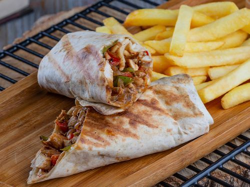 Tavuklu Wrap - Tortilla dürüm içerisine, tavuk bonfile, mantar, biber, kaşar peyniri, şefin sosu