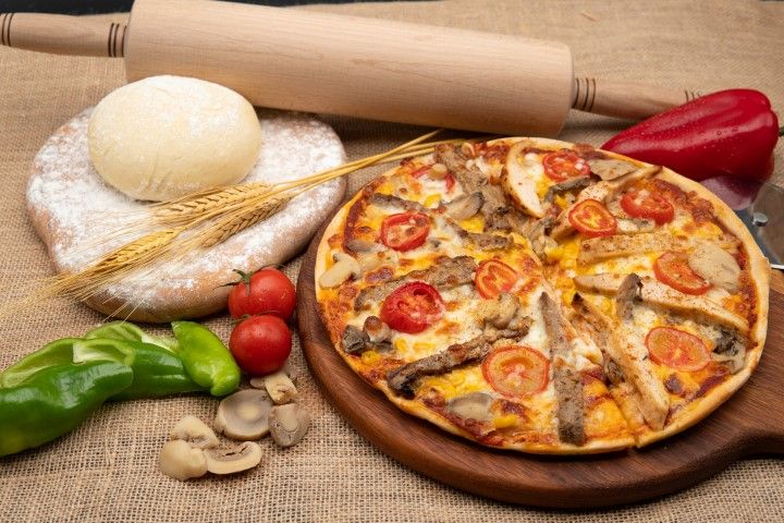 ETLİ PİZZA - Ev yapımı pizza hamuru, özel pizza sosu, mozarella, ızgara dana bonfile dilimleri, kokteyl domates, köy biberi kapya, özel pizza baharatı ile.