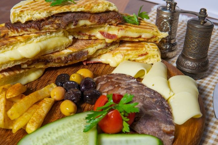 KAŞARLI BAZLAMA - Kaşar peyniri ile hazırlanır. Çıtır patates domates salatalık zeytin eşliğinde.