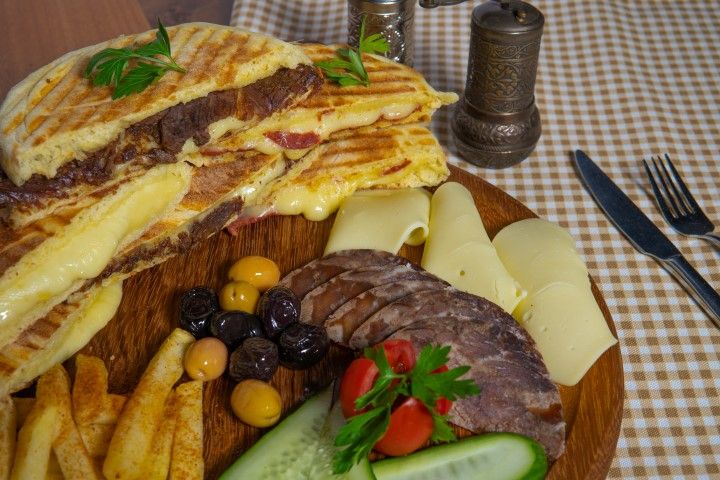 KAŞARLI KAVURMALI BAZLAMA - Kaşar ve kavurma ile hazırlanır. Çıtır patates domates salatalık zeytin eşliğinde.