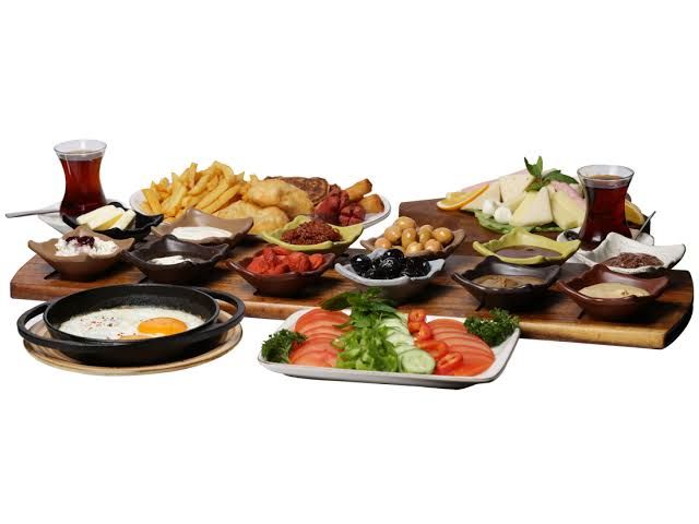 SERPME KAHVALTI - Kuymak, patates cipsi, sahanda yumurta, kaygana, sigara böreği, turşu kavurması, zeytin çeşitleri, reçel çeşitleri, söğüş tabağı, kişi sayısınca semaver çay