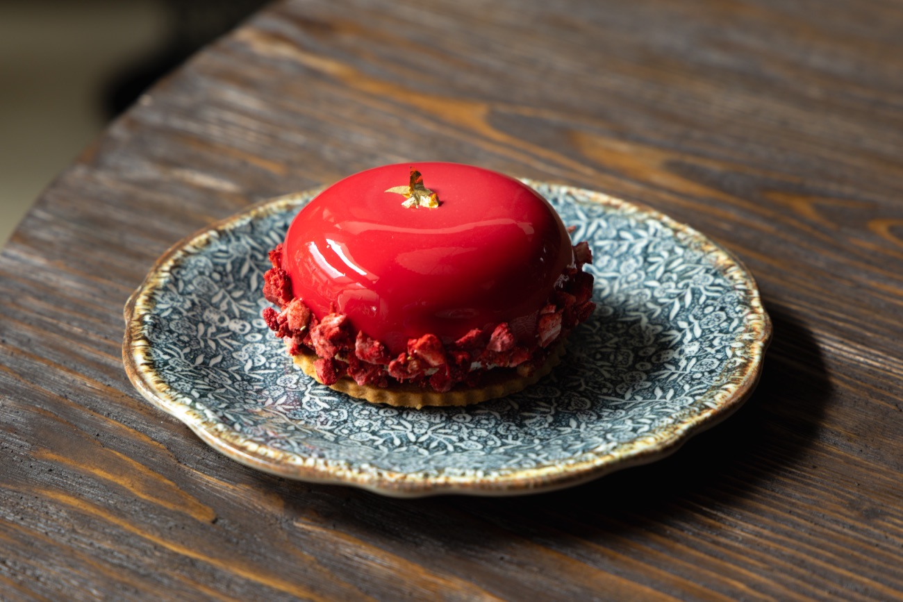 STRAWBERRY MOUSSE CAKE - Çilekli mousse , çilekli dolgu , vanilyalı kek ve çıtır çikolata kaplama