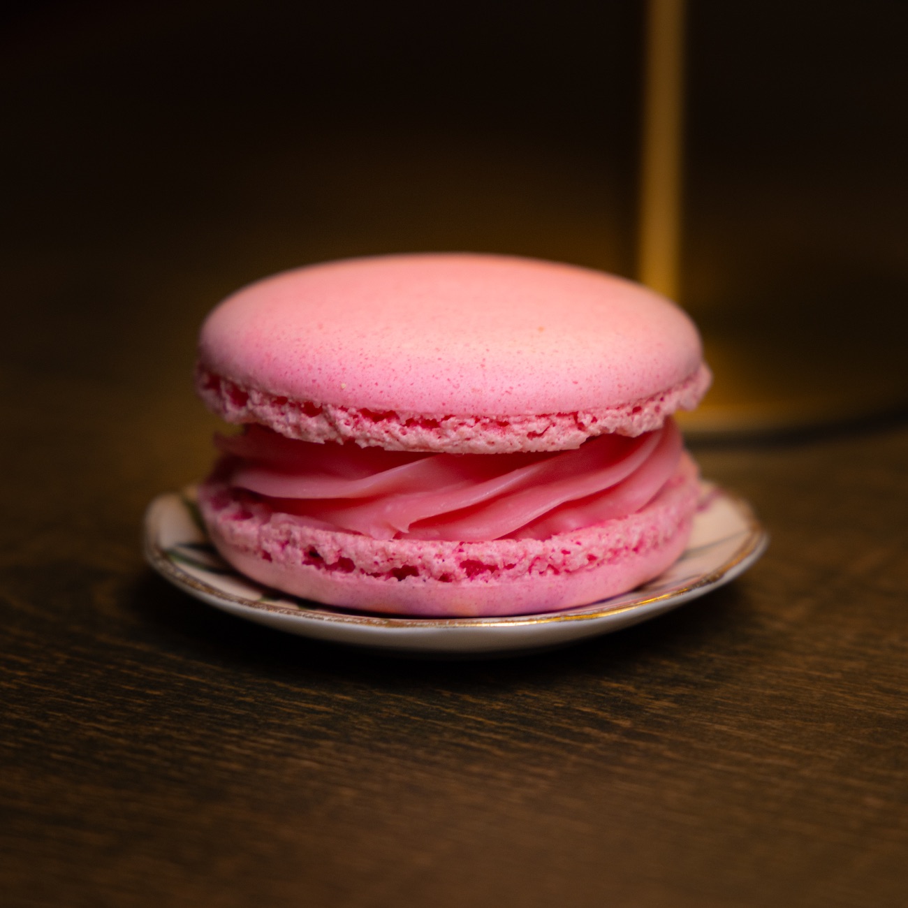 STRAWBERRY MACARON - 