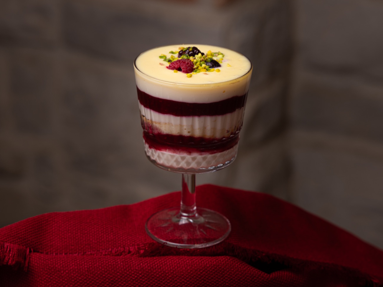 RED BERRY CUP - Beyaz çikolatalı supangle, el yapımı kedi dili,orman meyvesi sosu ve orman meyveleri, beyaz çikolata ganaj