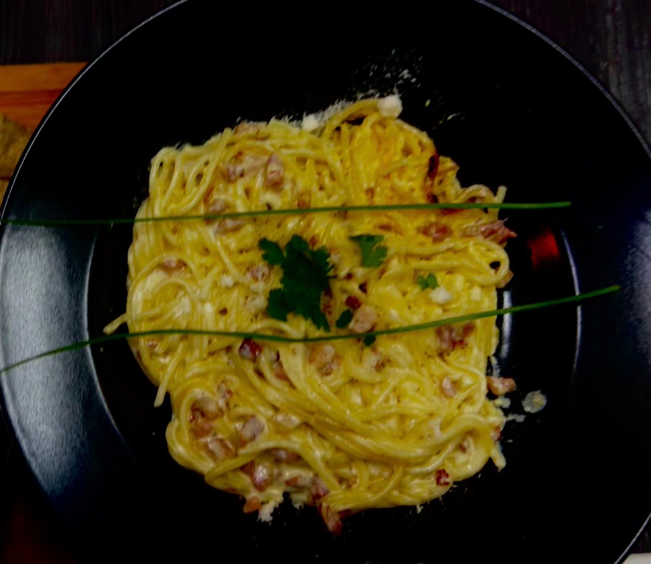 70. CARBONARA - Spaghetti, ag, bacon, flødesauce og ost.