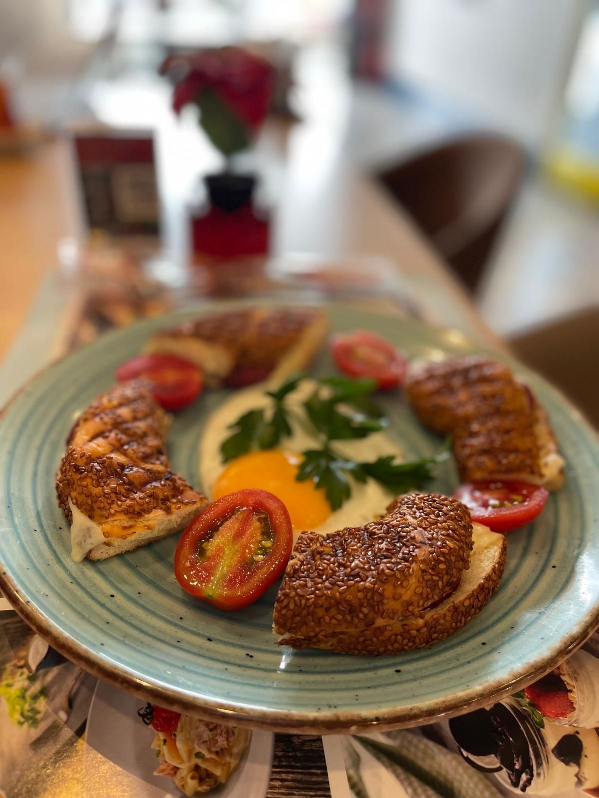 SICAK SİMİT KAHVALTI