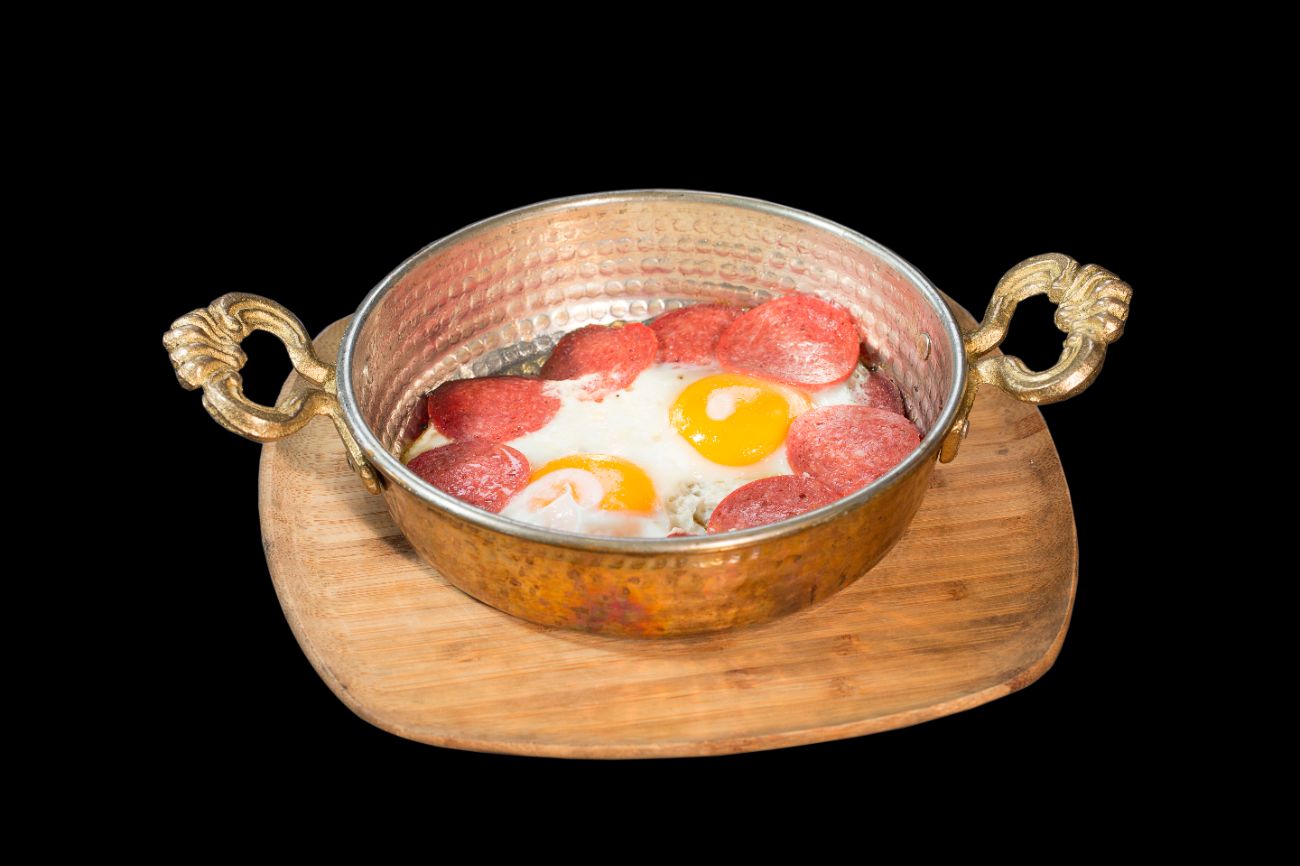 Sahanda Sucuklu Yumurta