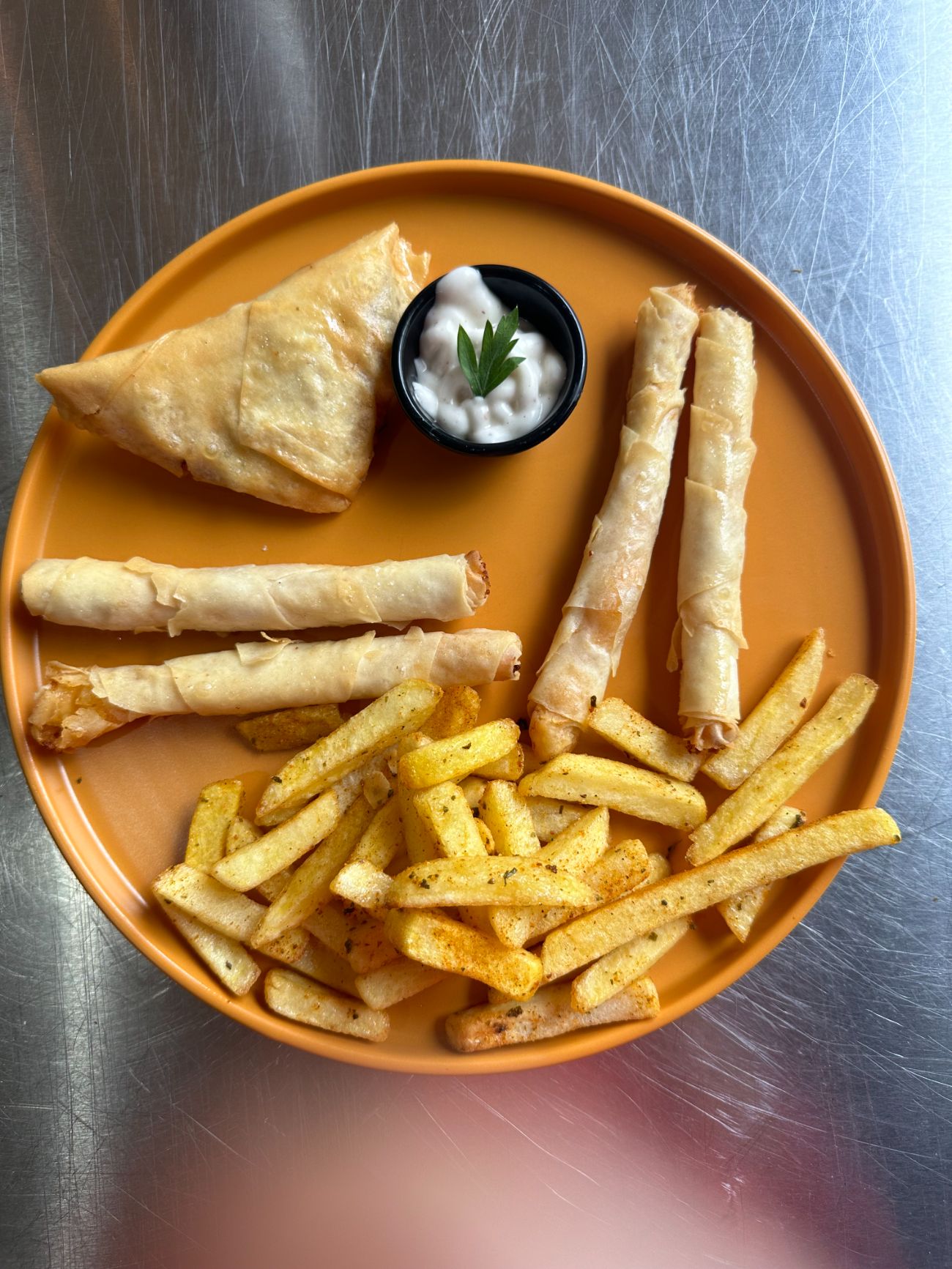 Börek Sepeti - Bitkisel pastırmamız ve isli cheddarımız ile hazırladığımız paçanga böreği, vegan sigara börekleri, baharatlı patates kızartması