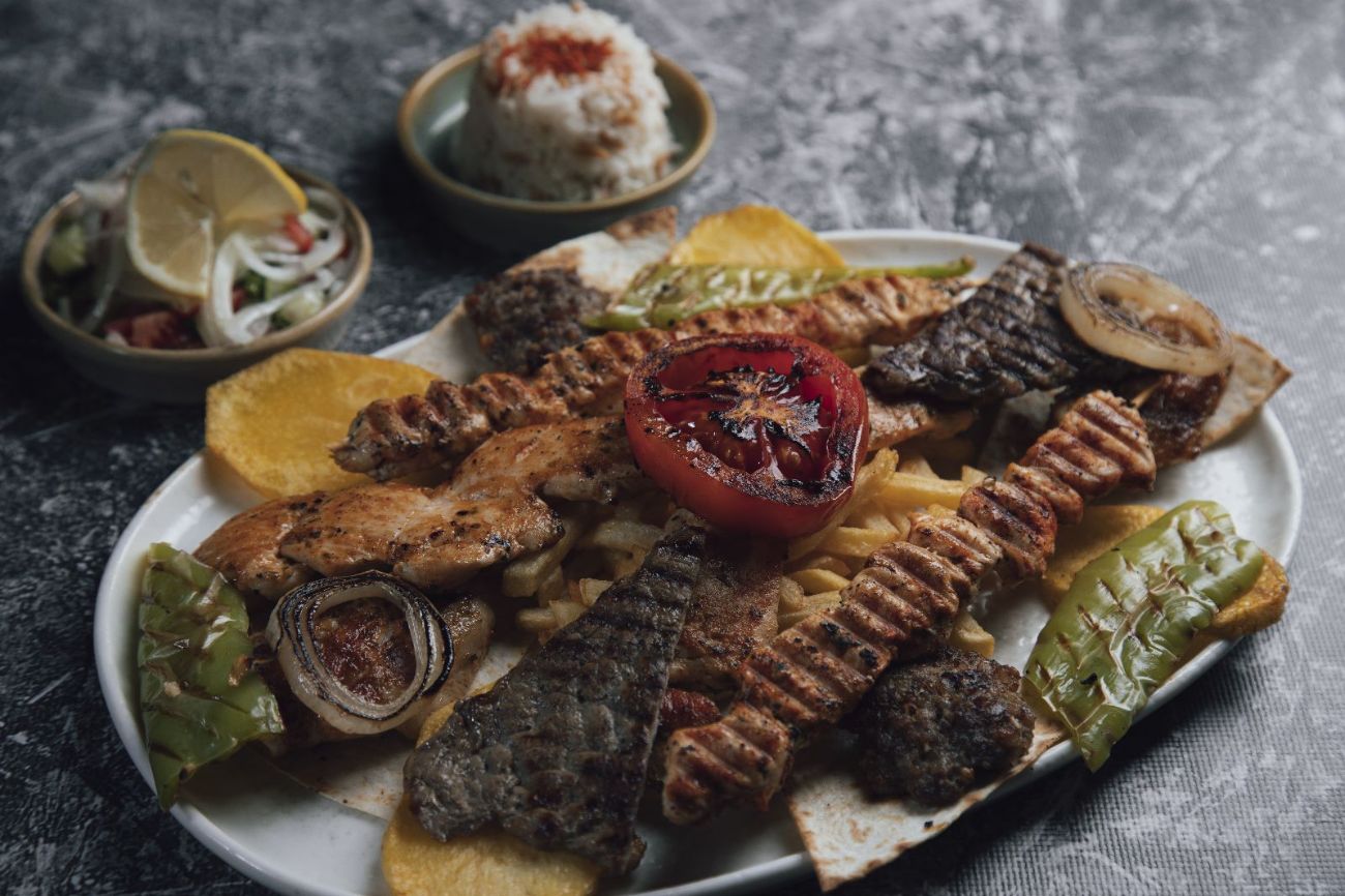 KARIŞIK IZGARA MENÜ - (günün çorbası) (mevsim salata) (hurma zeytin) (zeytinyağlı sarma) (tatlı) (su cay) (cips, pilav)