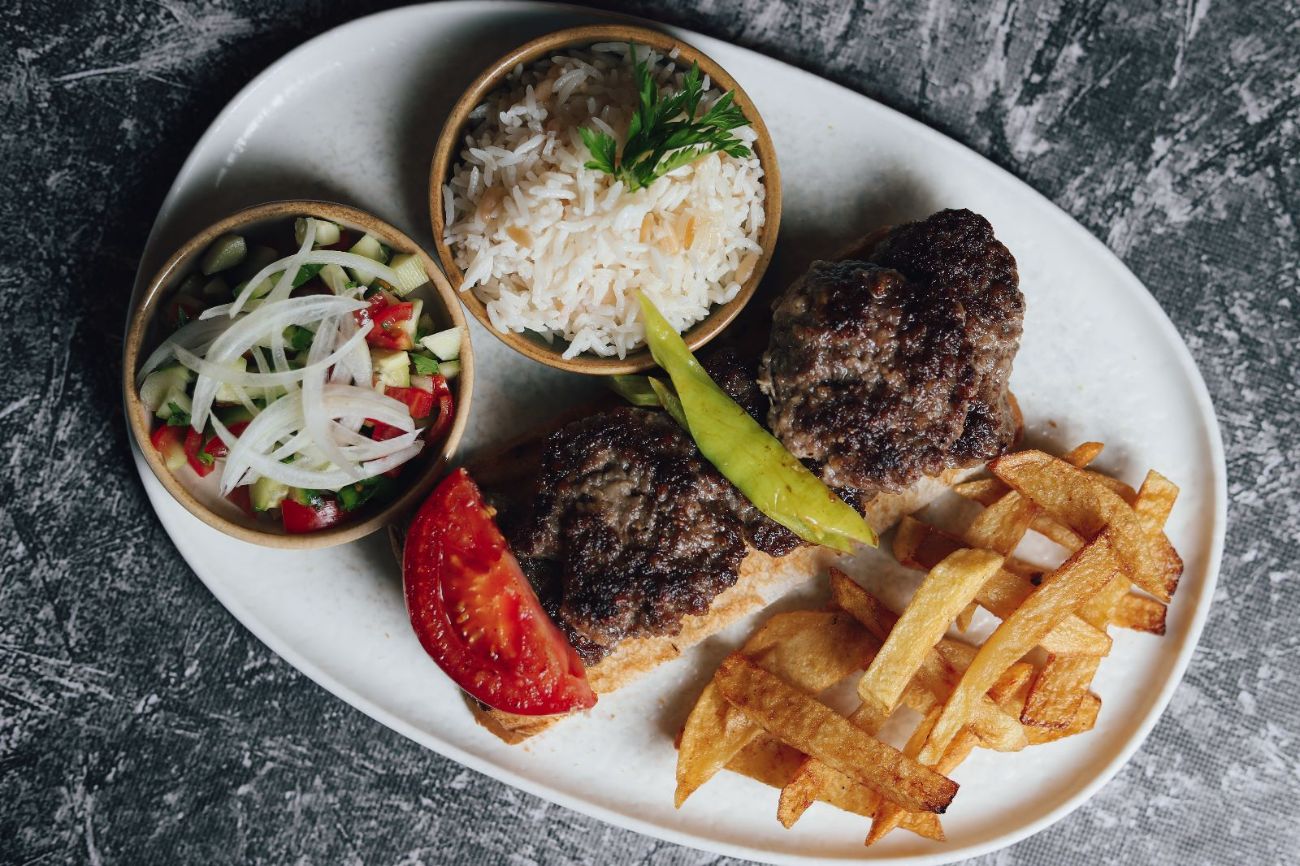 AKÇABAT KÖFTE MENÜ - (günün çorbası) (mevsim salata) (hurma zeytin) (zeytinyağlı sarma) (tatlı) (su cay) (cips pilav)