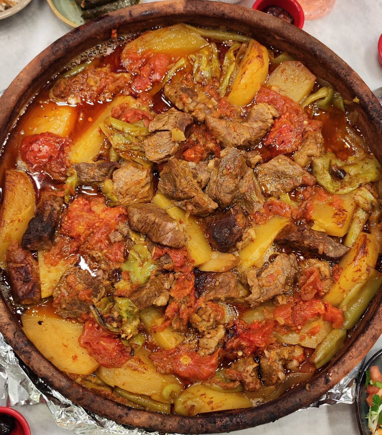 GÜVEÇ MENÜ - (günün çorbası) (mevsim salata) (hurma zeytin) (zeytinyağlı sarma) (tatlı) (su cay) (pilav)