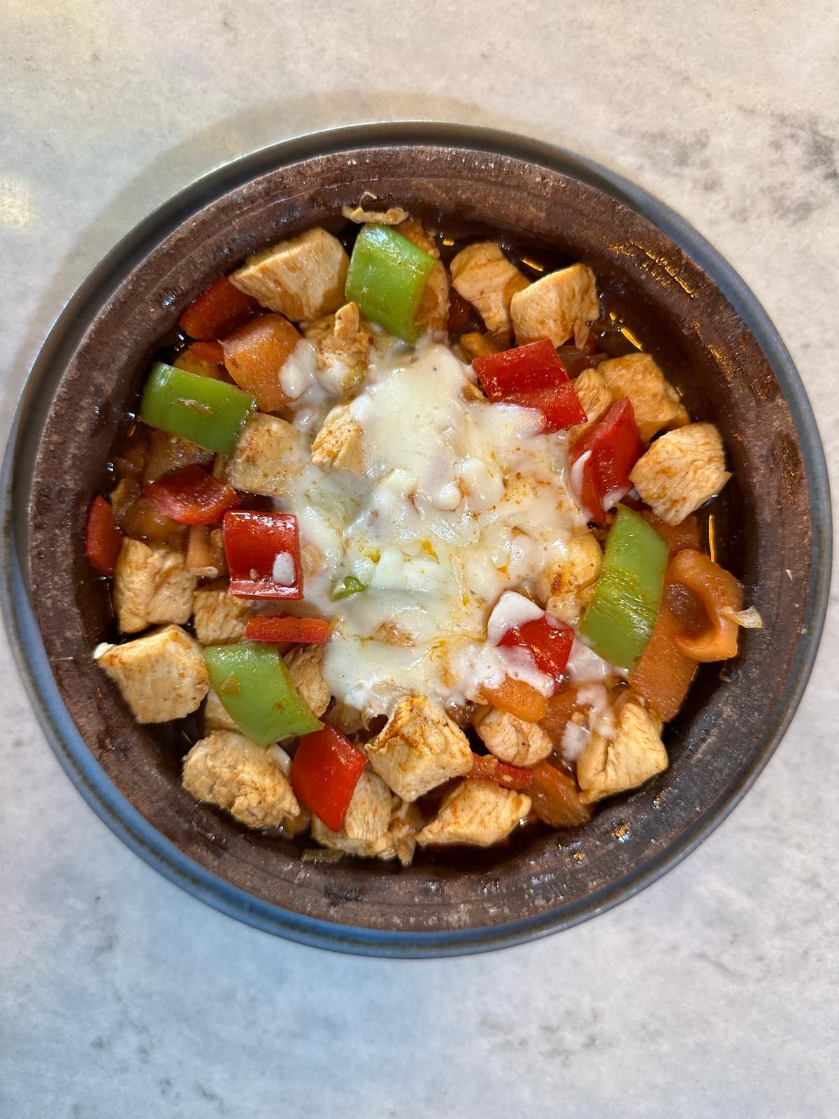 KİREMİTTE TAVUK SOTE MENÜ - (günün çorbası) (mevsim salata) (hurma zeytin) (zeytinyağlı sarma) (tatlı) ( cay) (pilav)