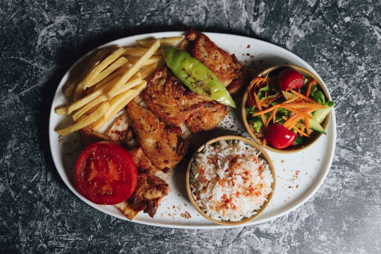 TAVUK IZGARA MENÜ - (günün çorbası) (mevsim salata) (hurma zeytin) (zeytinyağlı sarma) (tatlı) (su cay) (cips pilav)