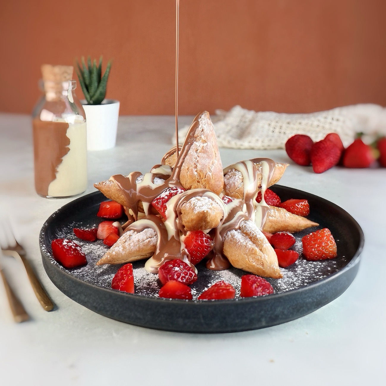 Azize - Çilekli Profiterol. Profiterol, tereyağlı pastacı kreması ve çilek. Yanında eritilmiş çikolata ile... // Strawberry Profiterole Profiterole, pastry cream, strawberry and strawberry puree. With melted chocolate.