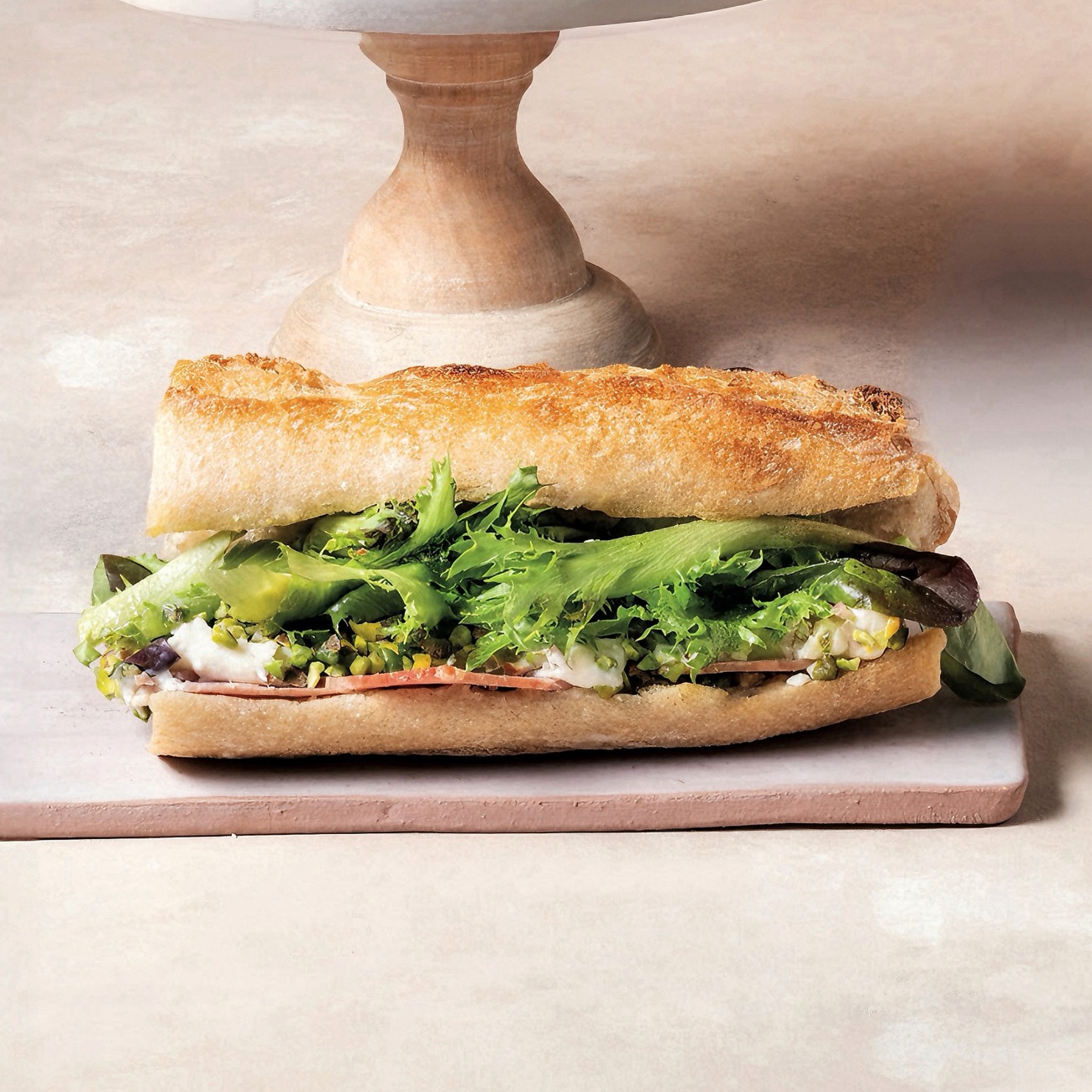 Rozbif Buratta Peynirli Sandviç - Petso ve akdeniz yeşillikli salata soslu, rozbif, buratta peyniri ve antep fıstığı. // Pesto and Mediterranean greens salad dressing, roast beef, burrata cheese, and pistachios.