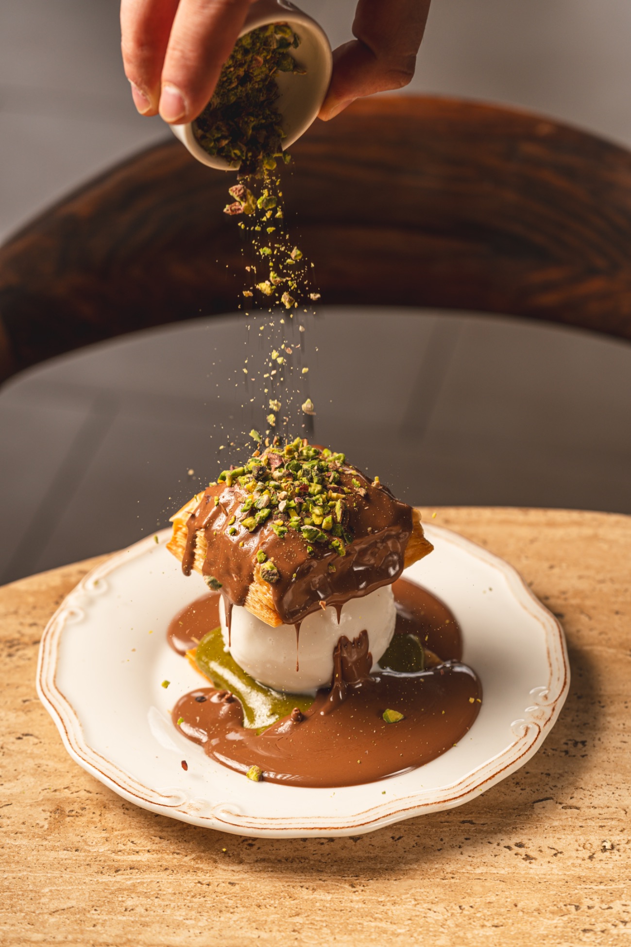 Baklava 2.0 - Sade yağ ile hazırlanmış baklava hamuru arasında Antep fıstığı pralin ve dondurma, sütlü çikolata ve Antep fıstığı ile