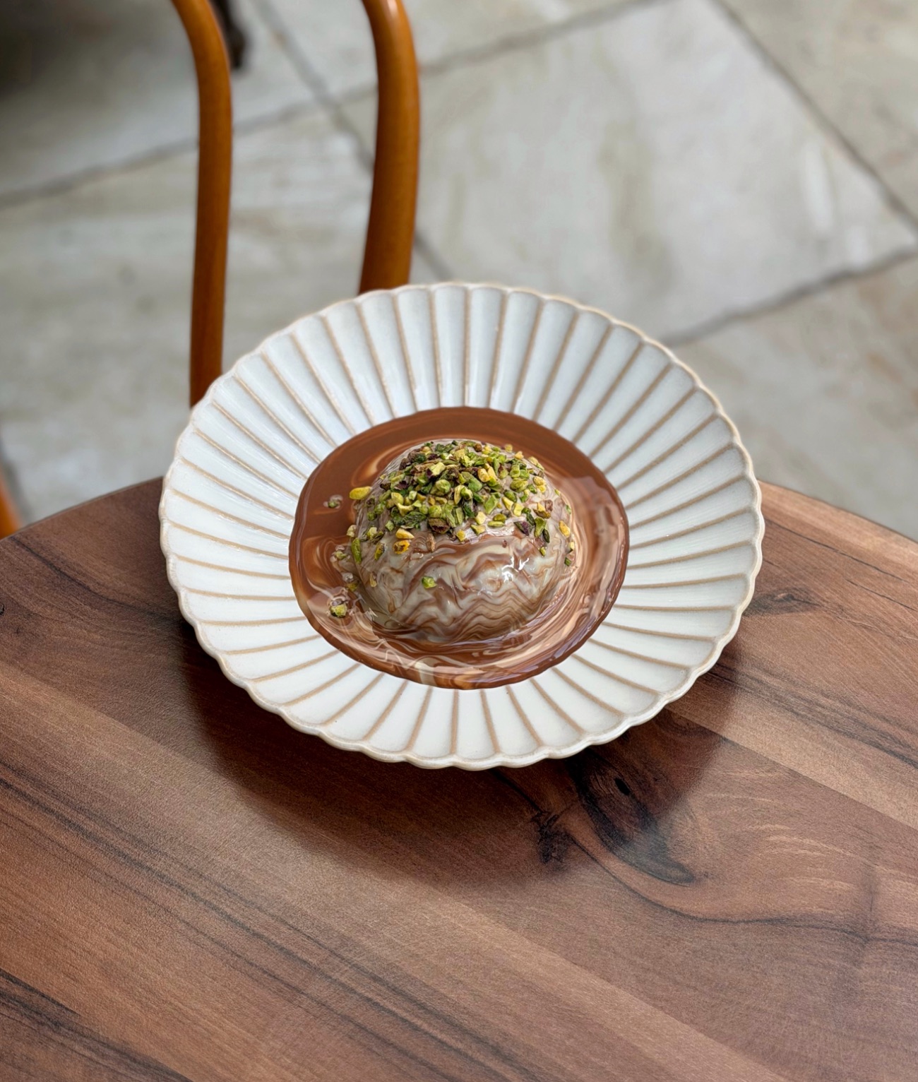 French Cream Puff - Antep fıstıklı krema dolgulu choux au croquelin, sütlü ve beyaz çikolata, antep fıstığı ile