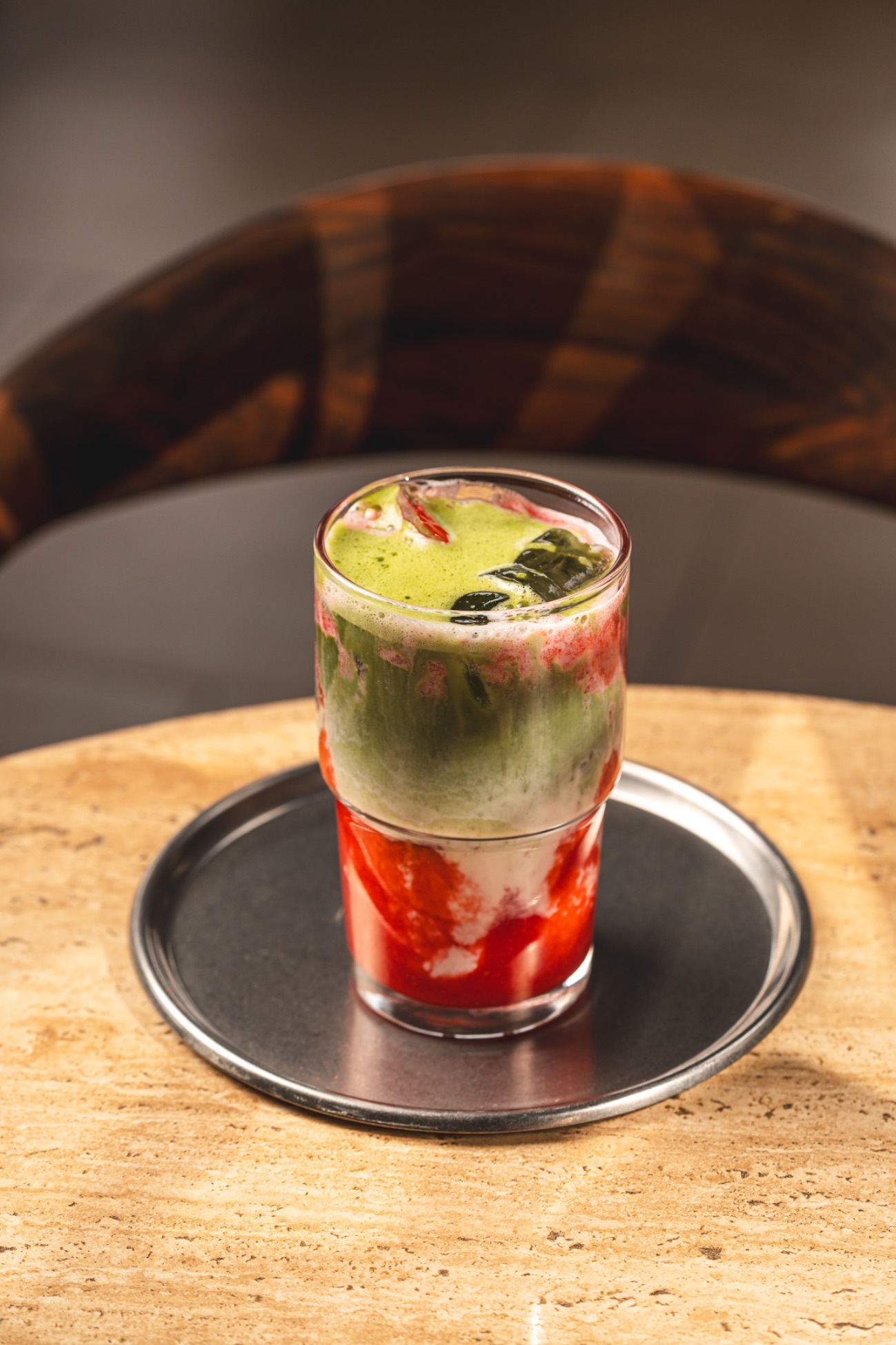 Strawberry Matcha - Ev yapımı çilek püresi, süt, matcha çayı ile hazırlanır. Soğuk servis edilir.