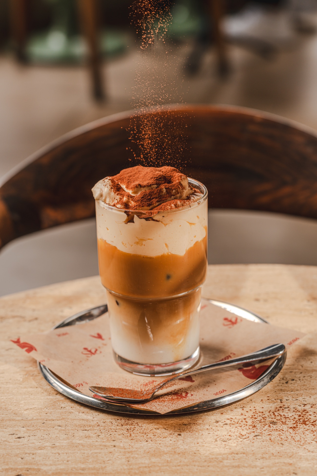 Iced Tiramisu Latte - espresso, süt, kakao, vanilya, tiramisu kreması