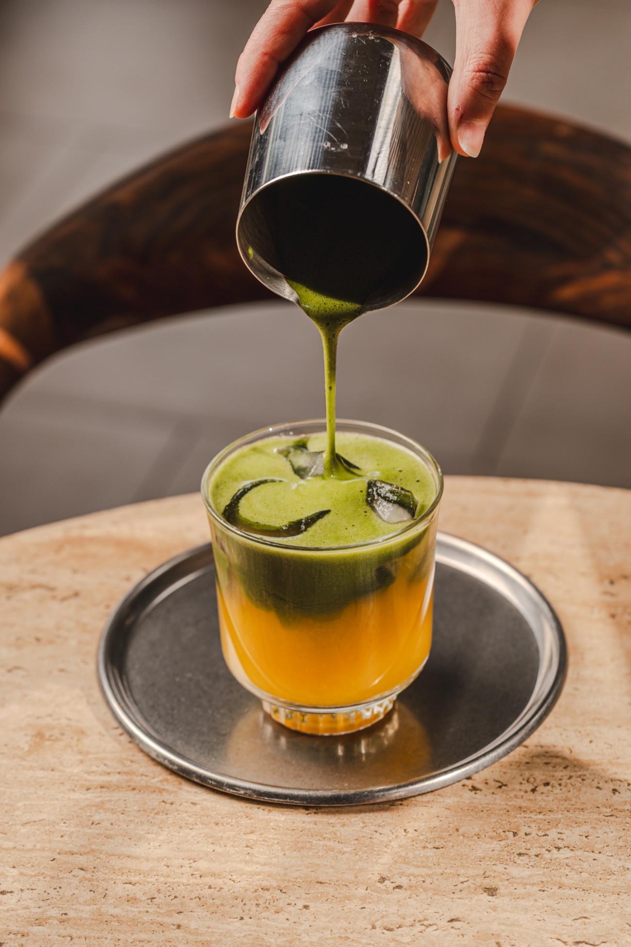 Orange Matcha - Taze sıkım portakal suyu ve matcha çayı ile hazırlanır. Soğuk servis edilir.