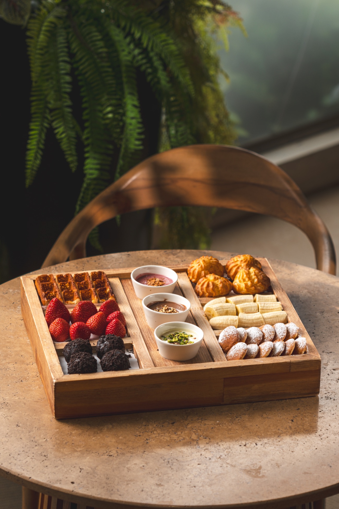 Harvey Simple Fondue Grande - Sütlü, beyaz ve ruby çikolata, mini truffle, krema dolgulu pate a choux, mini pancake, Brüksel waffle parçaları, muz ve çilek ile
