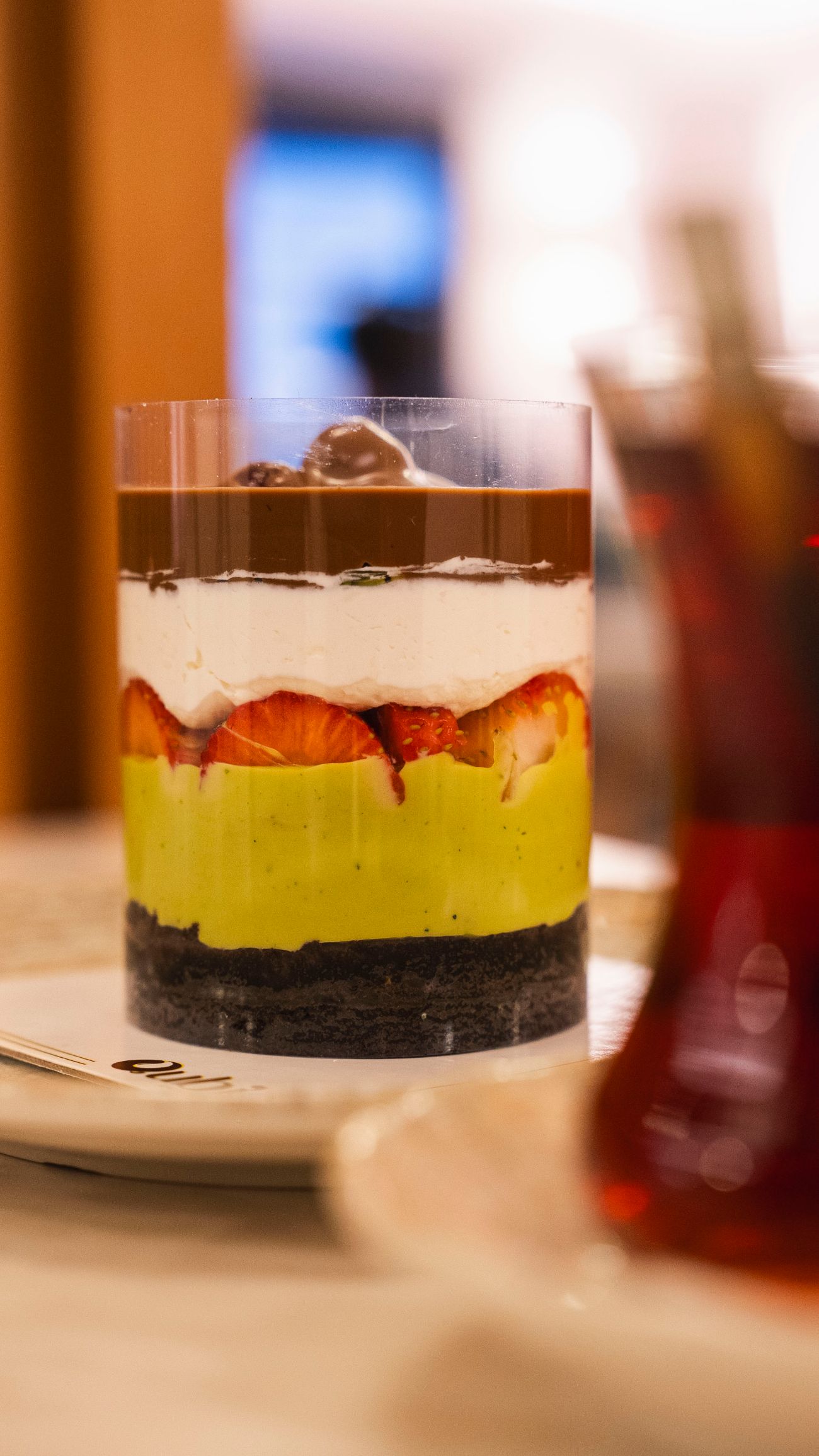 Hülya - Çikolatalı kek, Antep fıstık kreması, beyaz çikolatalı mousse ve orman meyveleri