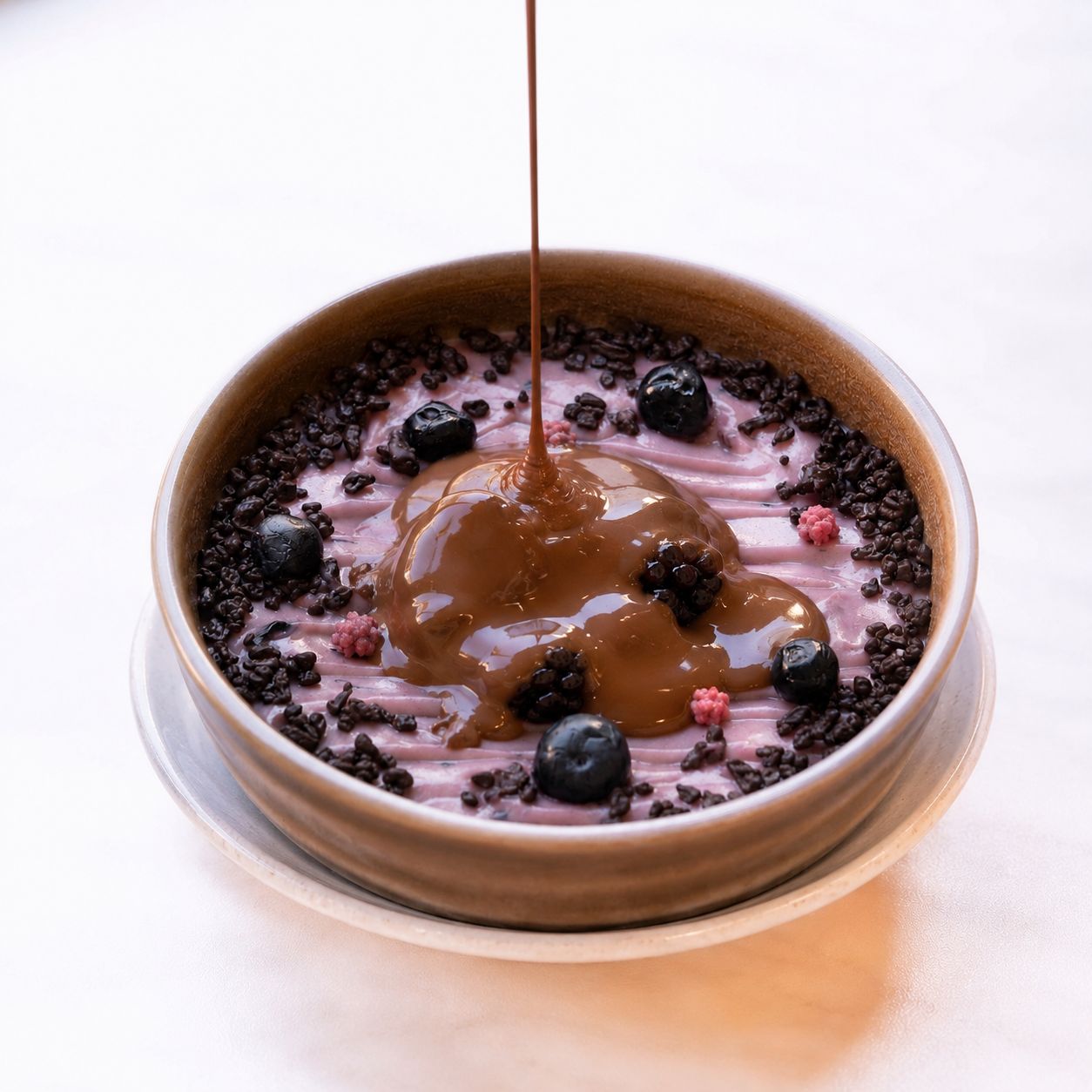 Hayal - Blueberry Sos, Ekşi Krema, Cheesecake Taban Bisküvi, Yaban Mersini, Böğürtlen, Çikolata Parçaları. (Belçika Çikolatası eşliğinde servis edilir.)