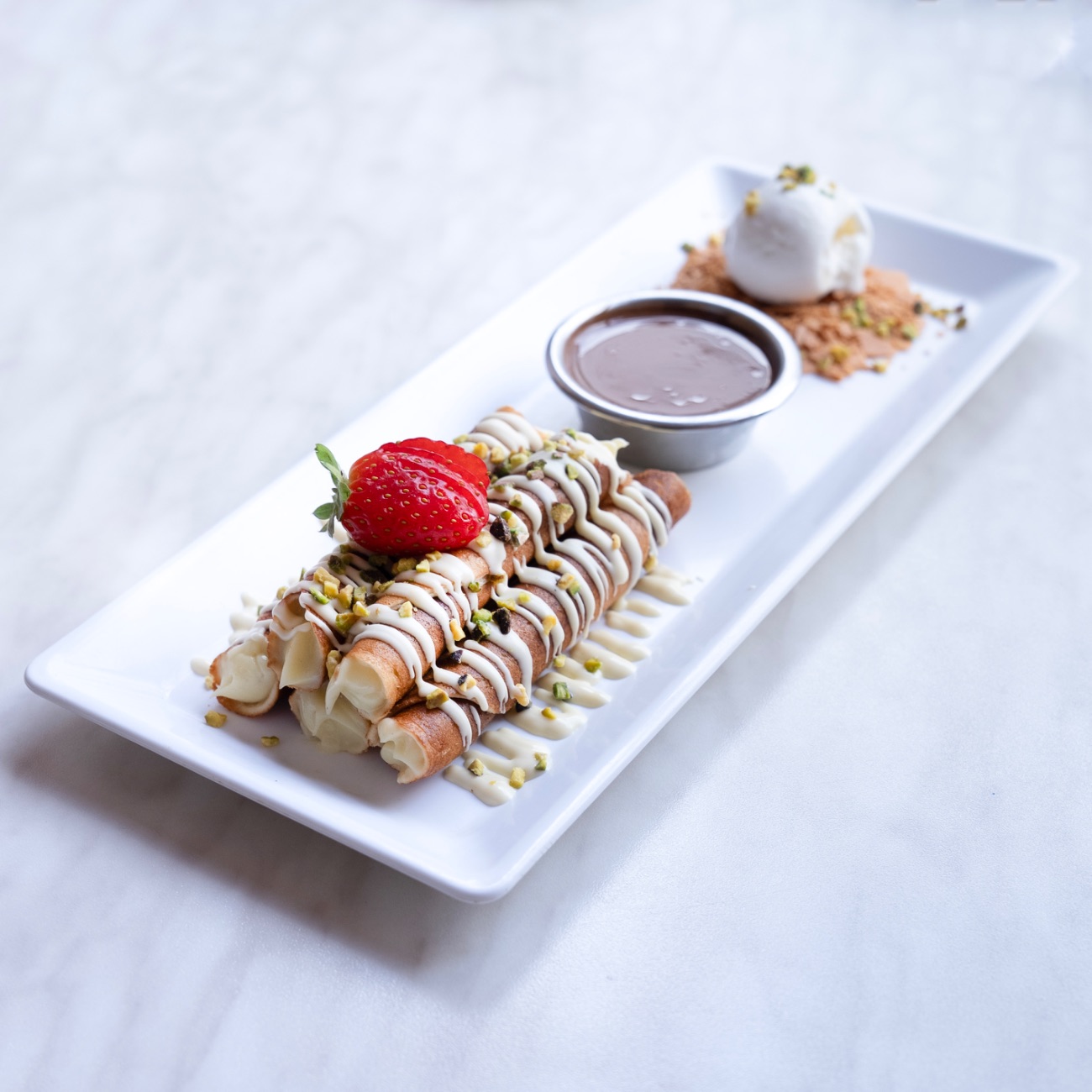 Antep Fıstıklı Rulo - Antep Fıstığı Kreması dolgulu günlük el yapımı Rulo. Dondurma ve eritilmiş Belçika Çikolatası eşliğinde.