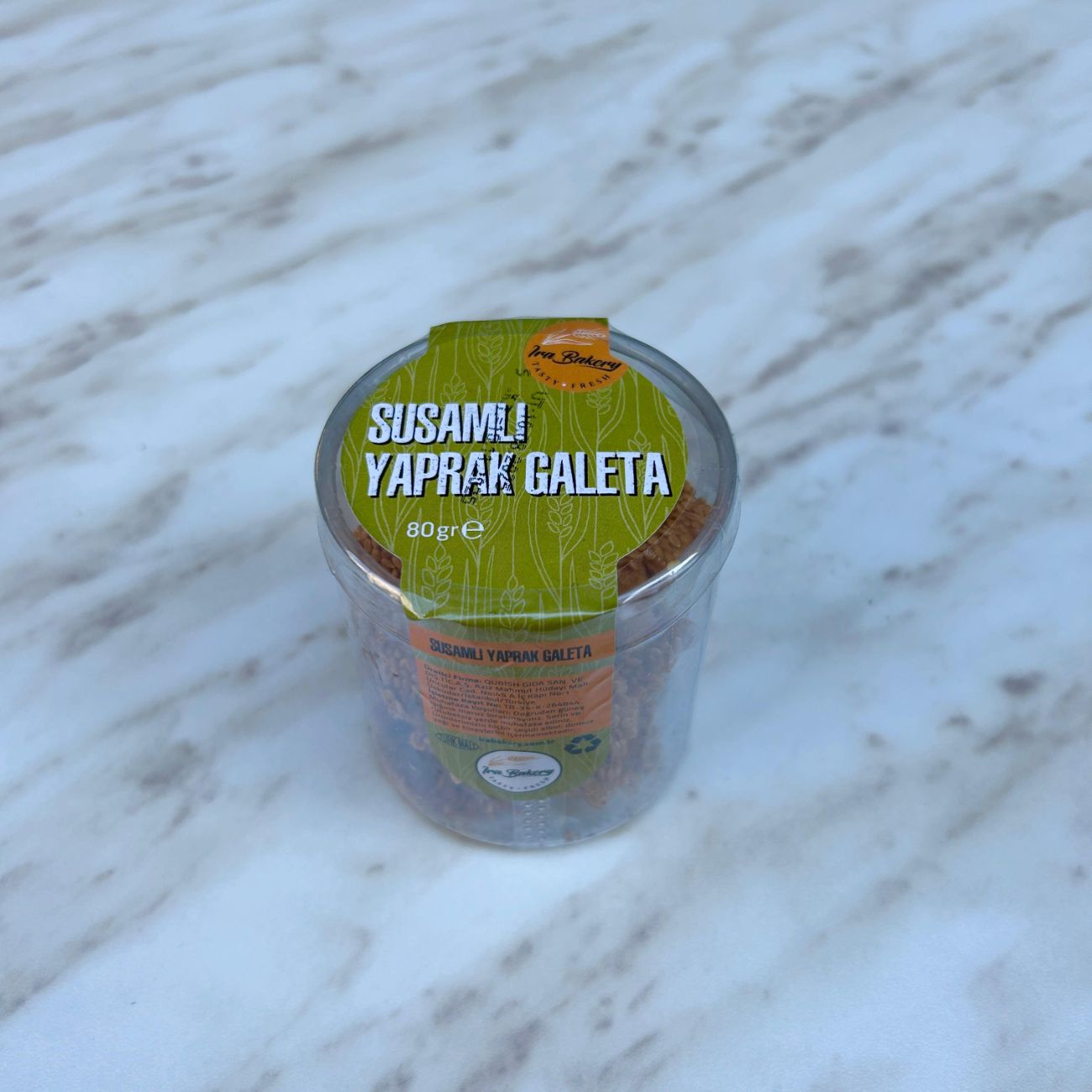 Susamlı Yaprak Galeta - Glutensiz Un, Karabuğday Unu, Karnıyarık Otu, Susam, Şeker, Tuz, Yaş Maya, Tereyağ, Yumurta.