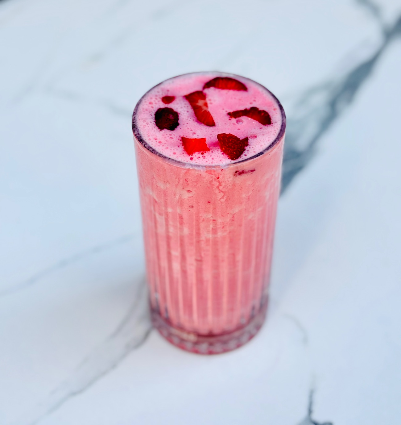 Çilekli Smoothie - Çilek, süzme yoğurt, süt